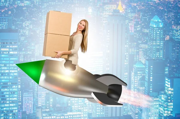 Жінка в службі доставки швидкої коробки на ракеті — стокове фото