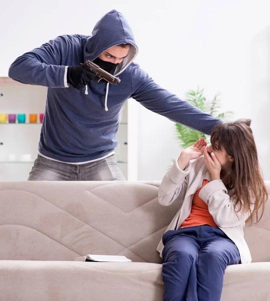 Bewaffneter Mann überfällt junge Frau zu Hause — Stockfoto