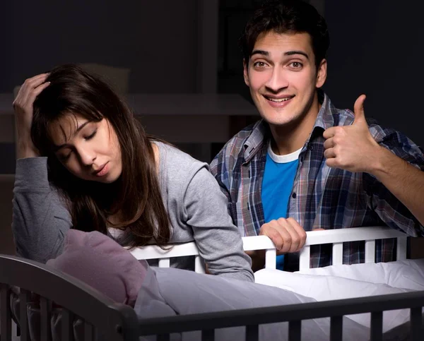 Junge Eltern nachts schlaflos mit Neugeborenem — Stockfoto