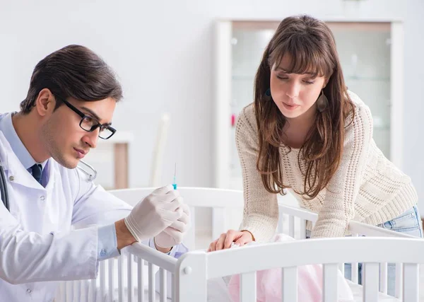 Médico explicando a madre joven — Foto de Stock