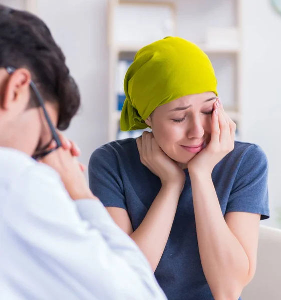 Krebspatient zum Arztbesuch in Kliniken — Stockfoto