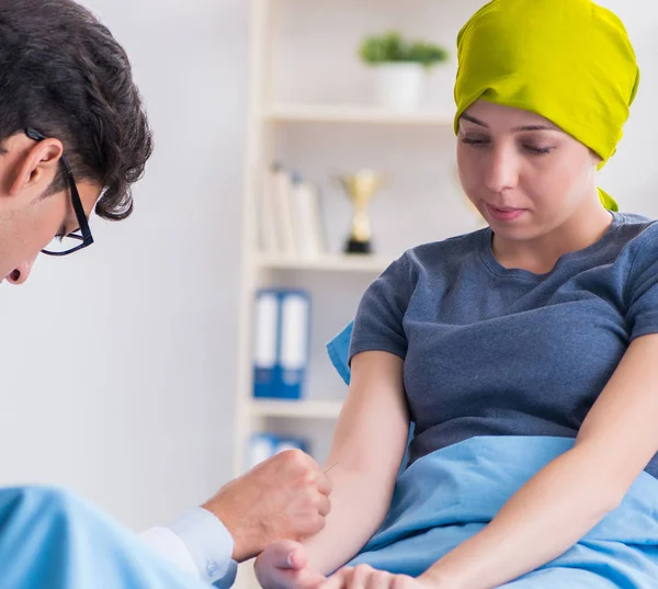 Krebspatient zum Arztbesuch in Kliniken — Stockfoto