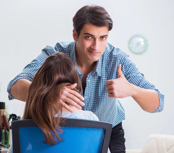 El hombre peluquero haciendo corte de pelo para la mujer — Foto de Stock