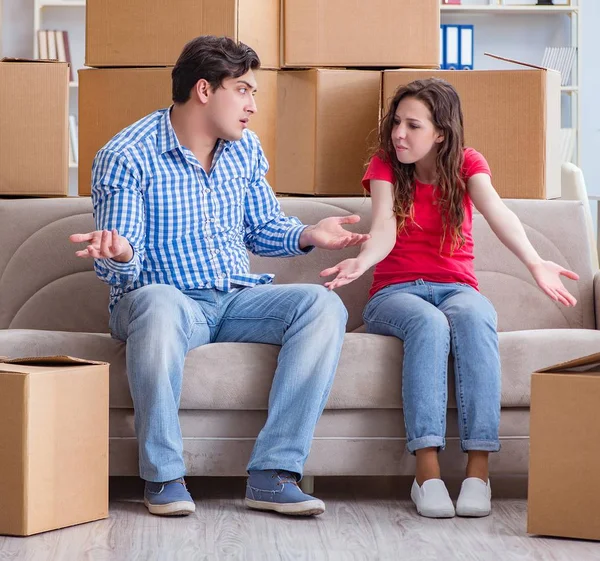 Junges Paar zieht mit Boxen in neues Haus ein — Stockfoto