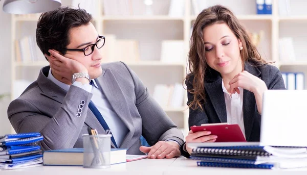 La feliz pareja trabajando en la misma oficina —  Fotos de Stock