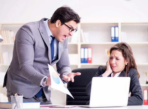 Angry boss unhappy with female employee performance — Stock Photo, Image