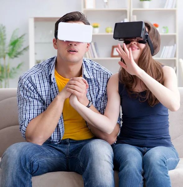 Junge Familie spielt Spiele mit Virtual-Reality-Brille — Stockfoto