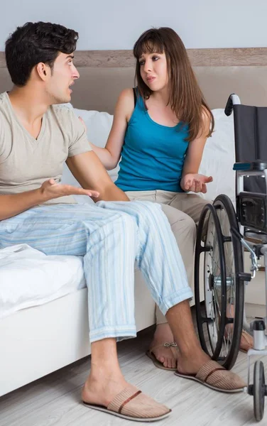 Zdesperowany mężczyzna na wózku inwalidzkim ze swoją smutną żoną — Zdjęcie stockowe