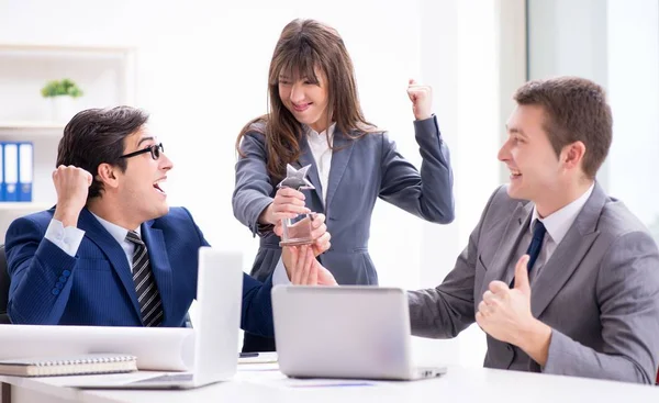 Reunión de negocios con los empleados en la oficina —  Fotos de Stock