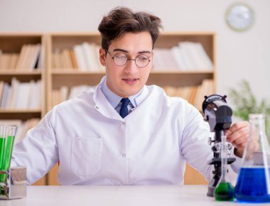 Çılgın bilim adamı bir laboratuarda deneyler yapıyor.