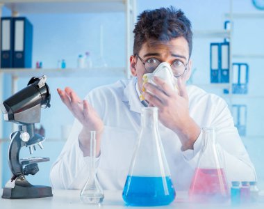 Laboratuvarda çalışan çılgın bir kimyager.