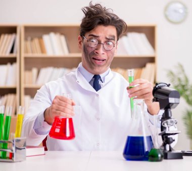 Çılgın bilim adamı bir laboratuarda deneyler yapıyor.