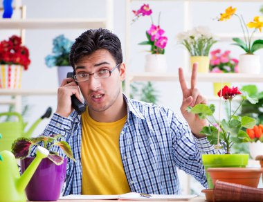 Bahçıvan çiçekçide çalışıyor. Çiçekçide çalışıyor.