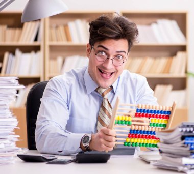 Ofiste çalışan komik muhasebeci.