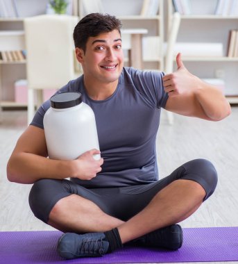 Sporda gıda takviyesi ve sağlıklı yaşam tarzı olan bir adam.