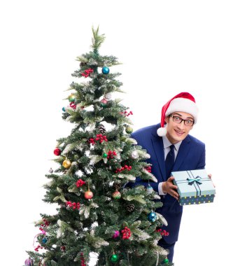 Beyaz üzerine izole edilmiş yılbaşı ağacı dekore eden iş adamı.