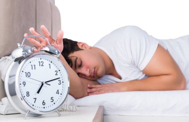 Yatakta uykusuzluk çeken bir adam.