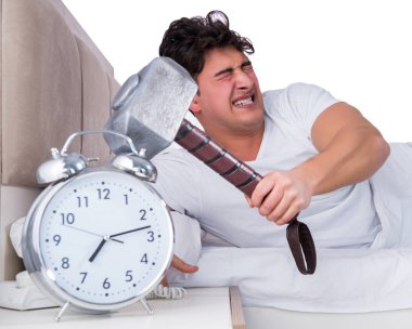 Yatakta uykusuzluk çeken bir adam.