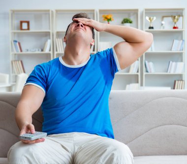 Adamın evde aşırı derecede terlemesi ve kötü kokması.