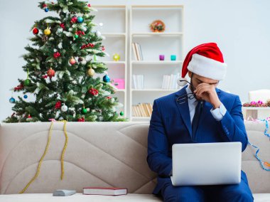 Noel 'de evde çalışan bir iş adamı.