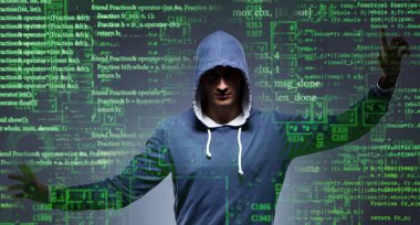 Siber güvenlik konseptinde genç bir hacker.