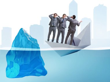 Batan kağıt teknede iş adamıyla ekonomik kriz konsepti