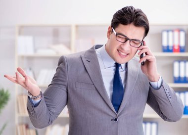 Ofiste çalışan genç bir işadamı.