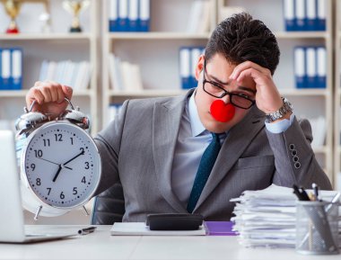 Alarmlı saati olan palyaço işadamı son teslim tarihini kaçırmış.