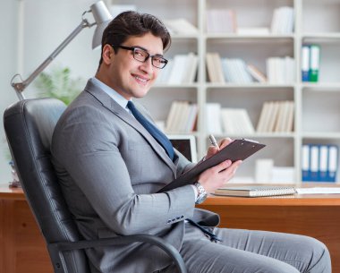 Ofiste çalışan genç bir işadamı.