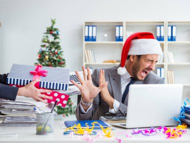 Genç işadamı Noel 'i ofiste kutluyor.