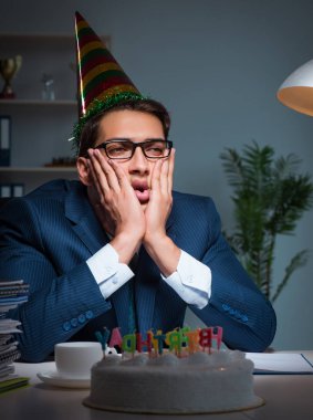 Adam ofiste doğum gününü kutluyor.