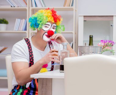 Sarhoş palyaço evde parti veriyor.