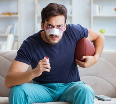 Genç adam spor maçında mağlup oldu.