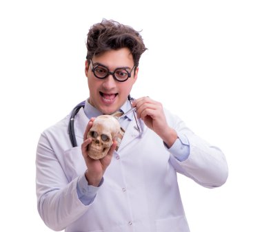 Beyaz izole kafatası ile komik doktor
