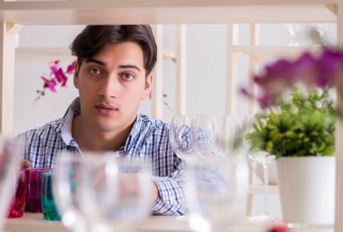 Genç yakışıklı dükkândan alışveriş yapıyor.