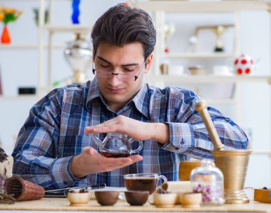 Yeni demler deneyen profesyonel çay uzmanı.