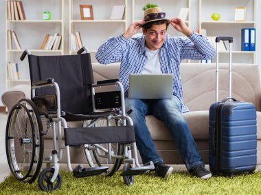 Pasif adam dizüstü bilgisayarla internetten seyahat rezervasyonu