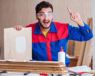 Yooung marangoz boyayla uğraşıyor.