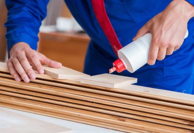 Yooung marangoz boyayla uğraşıyor.