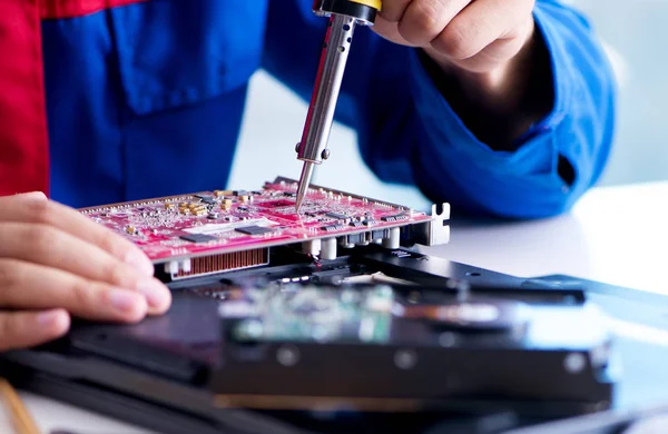 Reparateur werkt in technische ondersteuning vaststelling computer laptop tr — Stockfoto