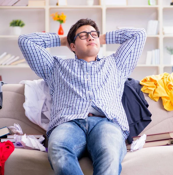 Jongeman aan het werk in rommelige kamer — Stockfoto