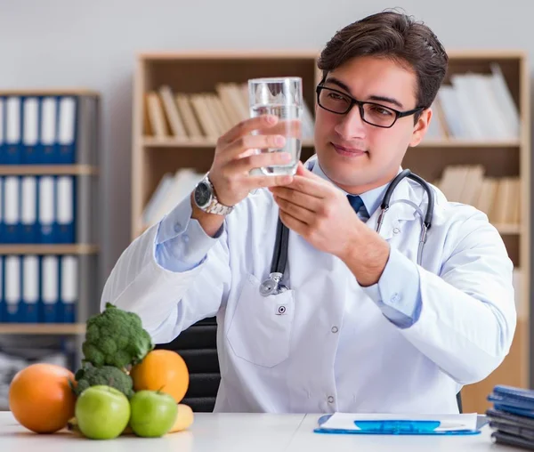 Científico estudiando nutrición en varios alimentos —  Fotos de Stock