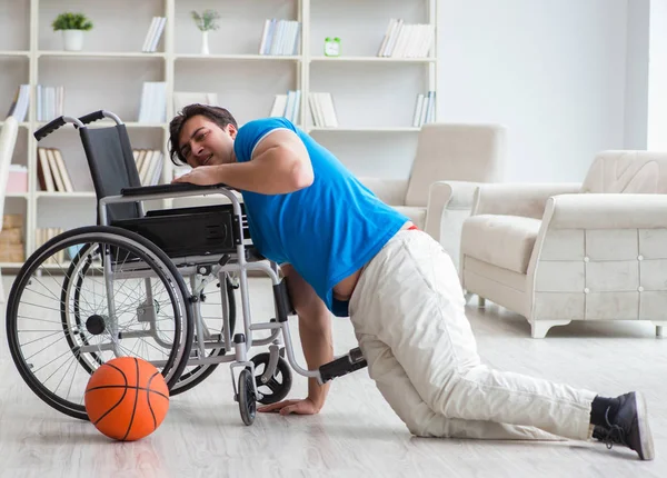 Mladý basketbalista na invalidním vozíku zotavuje ze zranění — Stock fotografie