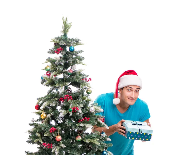 Jongeman versieren kerstboom geïsoleerd op wit — Stockfoto