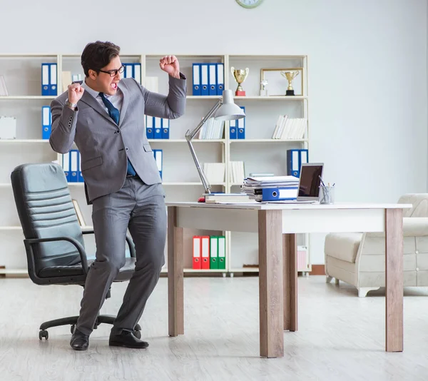 Uomo d'affari si diverte a prendersi una pausa in ufficio al lavoro — Foto Stock