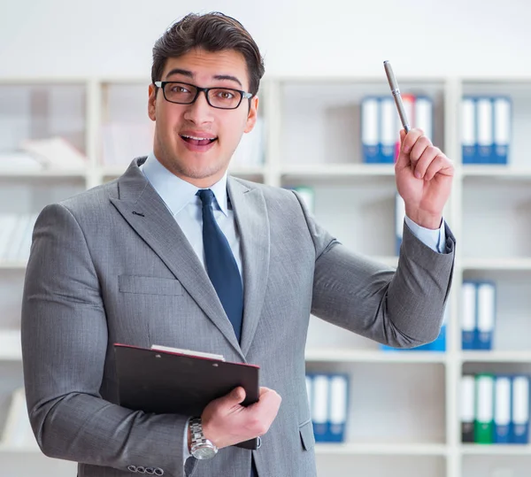 Jeune homme d'affaires travaillant dans le bureau — Photo