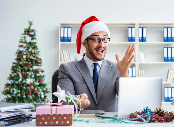 Jovem empresário comemorando o Natal no escritório — Fotografia de Stock