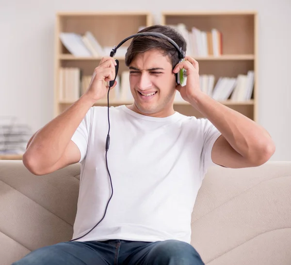 Uomo che ascolta musica a casa — Foto Stock