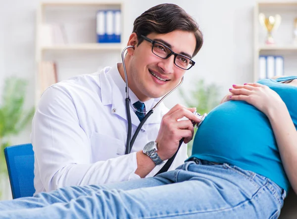 Mulher grávida visitando médico no conceito médico — Fotografia de Stock