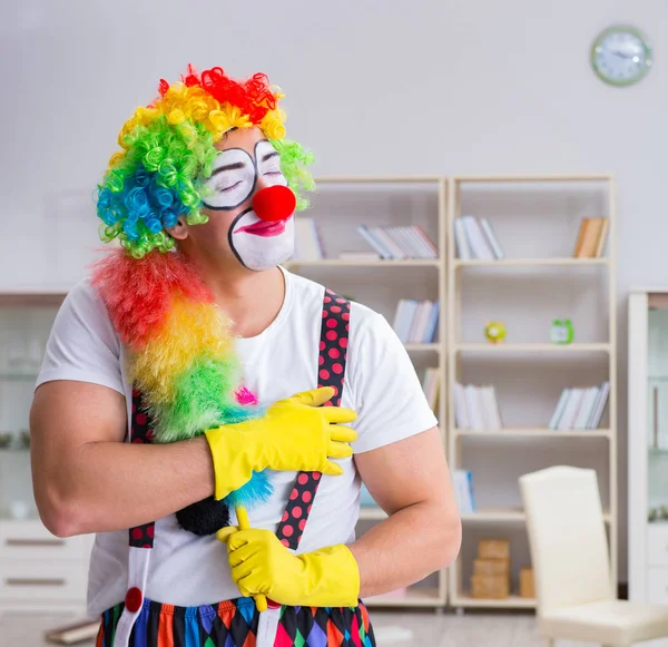 Смішний клоун робить прибирання вдома — стокове фото